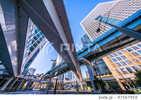 日本の東京都市景観 汐留駅や冬晴れの澄み切った青空が広がる汐留のオフィス街を望む 97567950