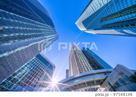 日本の東京都市景観 冬のダイヤモンド汐留。冬晴れの澄み切った青空が広がる汐留のオフィス群を望む 97568106