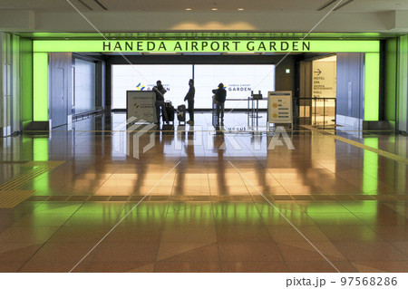 羽田エアポートガーデン　連絡通路ジャパンプロムナードの入口 97568286
