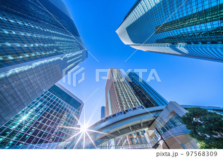 日本の東京都市景観 冬のダイヤモンド汐留。冬晴れの澄み切った青空が広がる汐留のオフィス街とゆりかもめ 日本の東京都市景観 冬のダイヤモンド汐留。冬晴れの澄み切った青空が広がる汐留のオフィス街とゆりかもめ 97568309