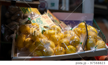 八百屋の軒先のレモン 97568823