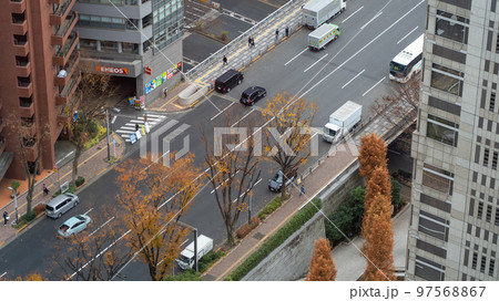 高層ビルから見下ろした新宿の道路 97568867