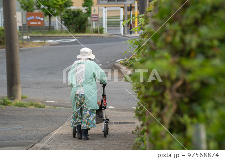 畑仕事を終えて、自宅に帰る途中の老人 畑仕事を終えて、自宅に帰る途中の老人 97568874