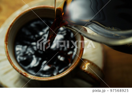 デカンターから注がれるコーヒー デカンターから注がれるコーヒー 97568925