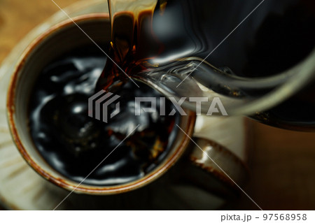 デカンターから注がれるコーヒー デカンターから注がれるコーヒー 97568958