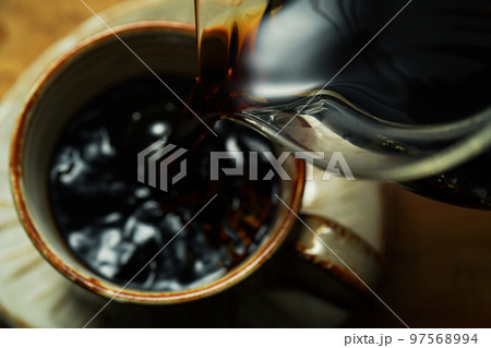 デカンターから注がれるコーヒー デカンターから注がれるコーヒー 97568994