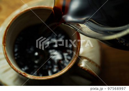 デカンターから注がれるコーヒー デカンターから注がれるコーヒー 97568997