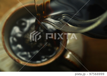 デカンターから注がれるコーヒー デカンターから注がれるコーヒー 97568999