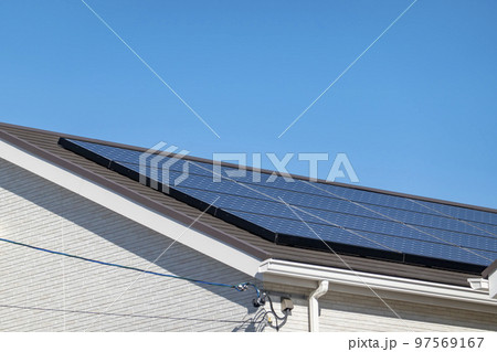 屋根の上の太陽光発電パネル 97569167