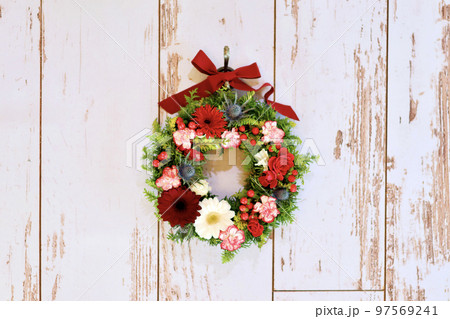 手作りのクリスマスリース　生花を使ったクリスマスリース　リースデザイナーのフラワーアレンジメント 97569241
