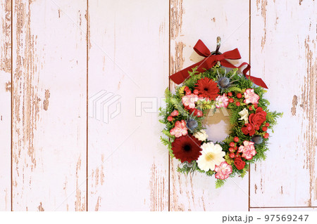 手作りのクリスマスリース 生花を使ったクリスマスリース リースデザイナーのフラワーアレンジメント 手作りのクリスマスリース 生花を使ったクリスマスリース リースデザイナーのフラワーアレンジメント 97569247