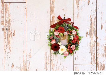手作りのクリスマスリース　生花を使ったクリスマスリース　リースデザイナーのフラワーアレンジメント 97569248