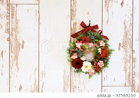 手作りのクリスマスリース　生花を使ったクリスマスリース　リースデザイナーのフラワーアレンジメント 97569250