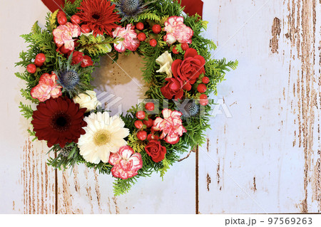 手作りのクリスマスリース 生花を使ったクリスマスリース リースデザイナーのフラワーアレンジメント 手作りのクリスマスリース 生花を使ったクリスマスリース リースデザイナーのフラワーアレンジメント 97569263