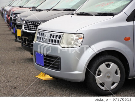 中古車イメージ　販売店に並ぶ軽自動車 97570612