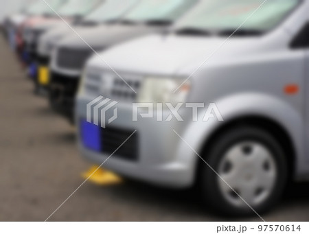 中古車イメージ　販売店に並ぶ軽自動車　ぼかし加工 97570614