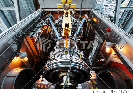 Installation of a gas turbine engine in a module for generating electricity Installation of a gas turbine engine in a module for generating electricity 97571752