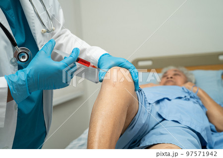 Asian doctor inject Hyaluronic acid platelet rich plasma into the knee of senior woman to walk without pain. Asian doctor inject Hyaluronic acid platelet rich plasma into the knee of senior woman to walk without pain. 97571942
