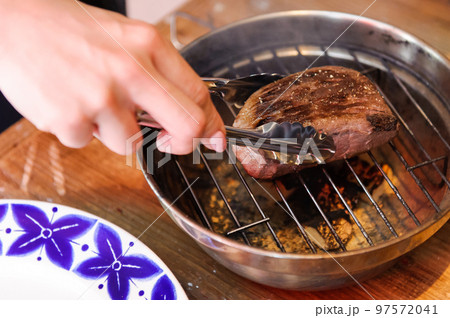 ステーキ 焼くシーン ステーキ 焼くシーン 97572041