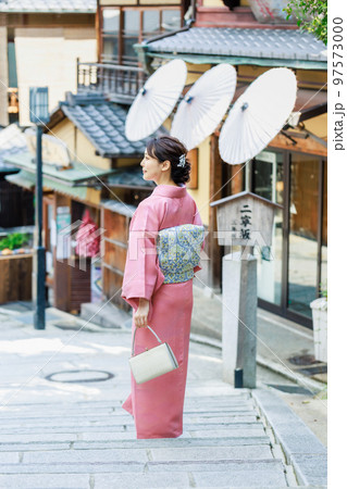京都の産寧坂を歩く着物を着た女性 97573000