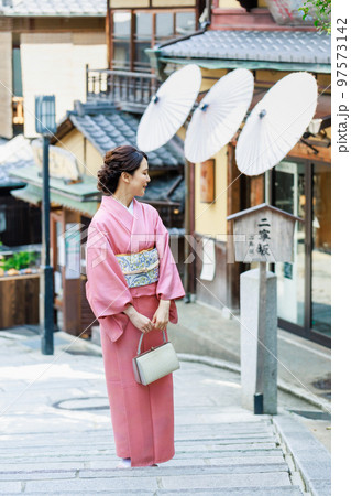 京都の産寧坂を歩く着物を着た女性 97573142