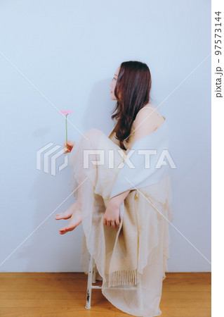 若い女性が花を持った写真 若い女性が花を持った写真 97573144