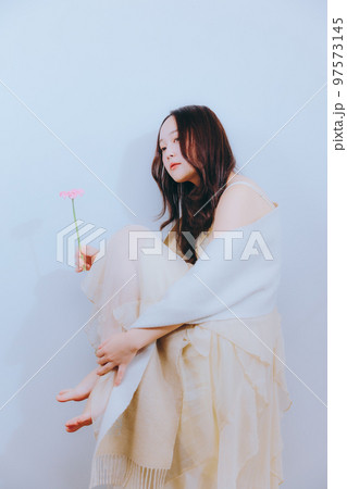 若い女性が花を持った写真 若い女性が花を持った写真 97573145
