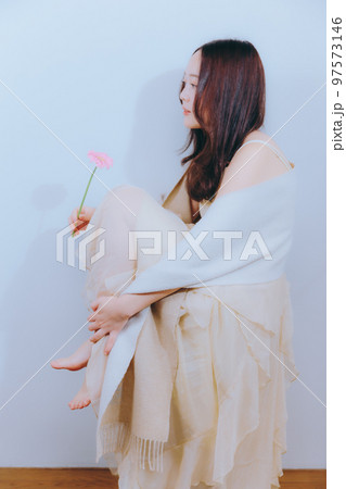 若い女性が花を持った写真 若い女性が花を持った写真 97573146