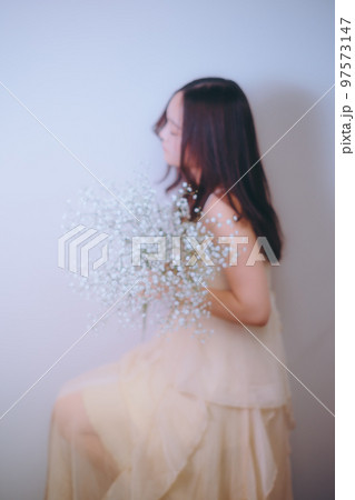 若い女性が花を持った写真 97573147