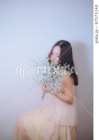 若い女性が花を持った写真 若い女性が花を持った写真 97573148