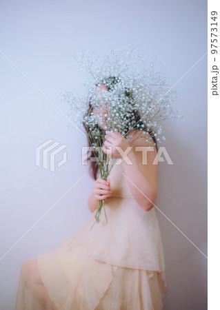 若い女性が花を持った写真 97573149