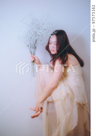 若い女性が花を持った写真 97573162