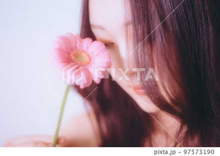 若い女性が花を持った写真 若い女性が花を持った写真 97573190