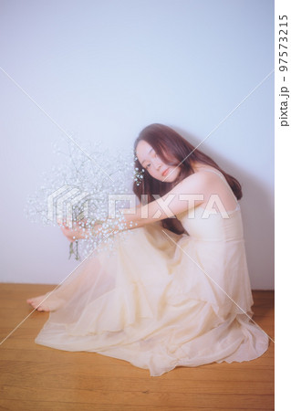 若い女性が花を持った写真 若い女性が花を持った写真 97573215