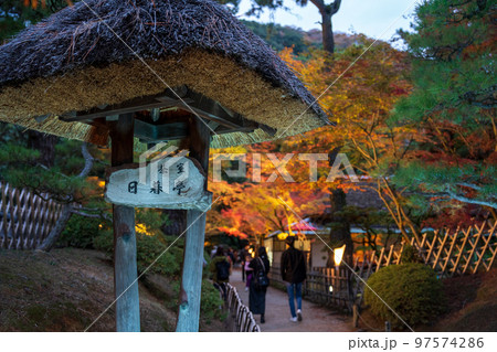 【高松市】栗林公園　秋のライトアップ　日暮亭【紅葉】 97574286