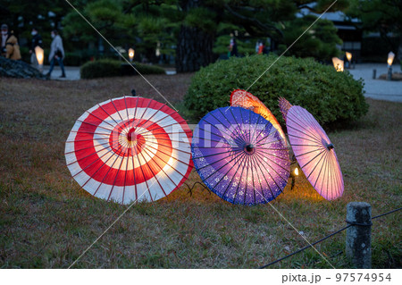 【高松市】栗林公園　秋のライトアップ　和傘【紅葉】 97574954