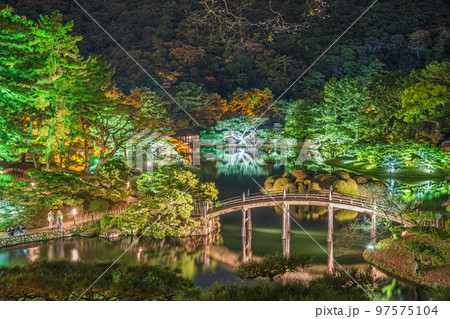 【高松市】栗林公園 秋のライトアップ 飛来峰からの眺望【紅葉】 【高松市】栗林公園 秋のライトアップ 飛来峰からの眺望【紅葉】 97575104