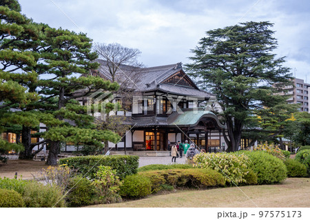 【特別名勝】栗林公園　秋のライトアップ　商工奨励館【高松市】 97575173