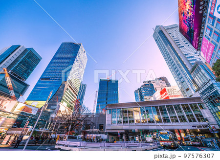 日本の東京都市景観 渋谷6棟がズラリ（桜丘口再開発のビル外観が完成へ）。渋谷駅と渋谷6棟など望む 97576307