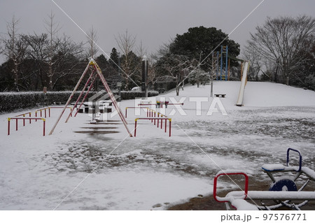 誰もいない公園にしんしんと降る雪 97576771