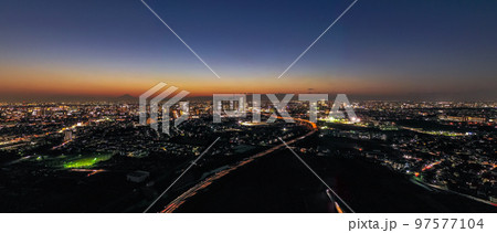 空撮パノラマ「埼玉県」見沼田んぼとさいたま新都心・夜景 97577104
