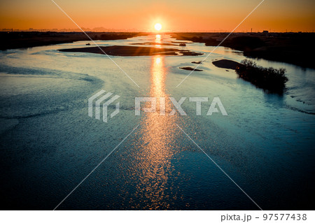 「埼玉県」利根川から昇る朝日・関東平野 「埼玉県」利根川から昇る朝日・関東平野 97577438