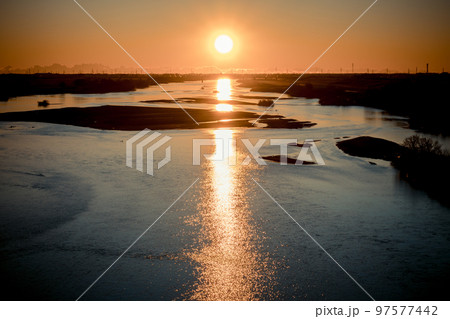 「埼玉県」利根川から昇る朝日・関東平野 「埼玉県」利根川から昇る朝日・関東平野 97577442
