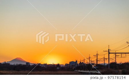 「埼玉県」夕日を浴びて見沼田んぼを疾走するコンテナ貨物列車「EF652127」　武蔵野線 97578154