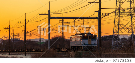 「埼玉県」夕日を浴びて見沼田んぼを疾走するコンテナ貨物列車「EF652127」 武蔵野線 「埼玉県」夕日を浴びて見沼田んぼを疾走するコンテナ貨物列車「EF652127」 武蔵野線 97578158