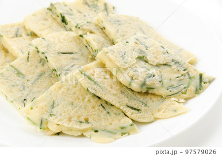 切って盛り付けたヒラヤーチー　沖縄風お好み焼き 97579026