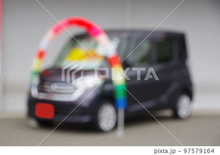 中古車イメージ　販売店に並ぶ軽自動車　おすすめ車　ぼかし 97579164