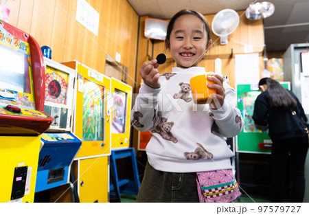 駄菓子屋さんで遊ぶ小学生 駄菓子屋さんで遊ぶ小学生 97579727