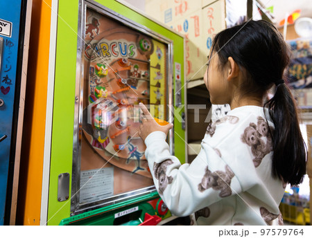 駄菓子屋さんで遊ぶ小学生 97579764