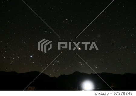 北杜市白州町、南アルプスの上で輝く冬の大三角と冬のダイヤモンド 97579845